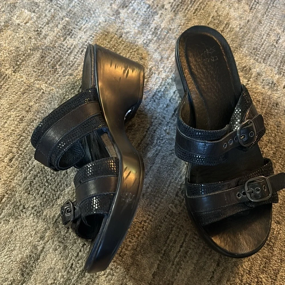 Dansko womens size 39 (8.5/9) Stylish Black Wedge Sandals- slip on